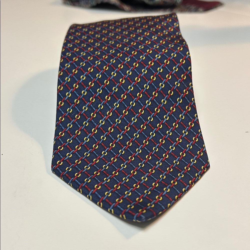 𝅺Brooks Brothers men’s Silk chain gold red blue tie